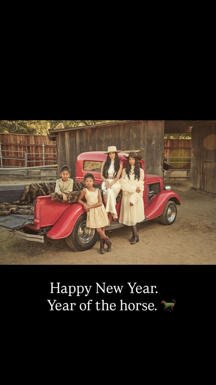 🤠牛仔风！瓦妮莎晒全家福祝福大家马年快乐🐎